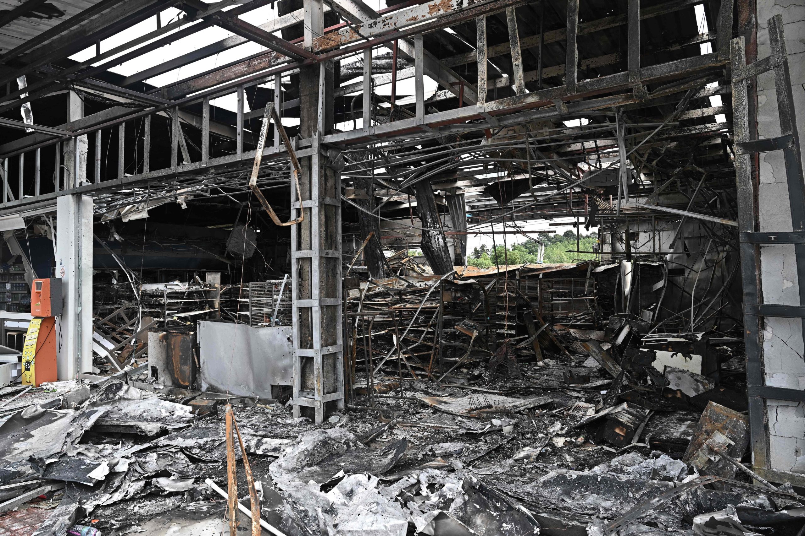 Una estación de servicio con un local de la cadena 7/11 destruidos por la artillería camboyana en Tailandia (Archivo)  