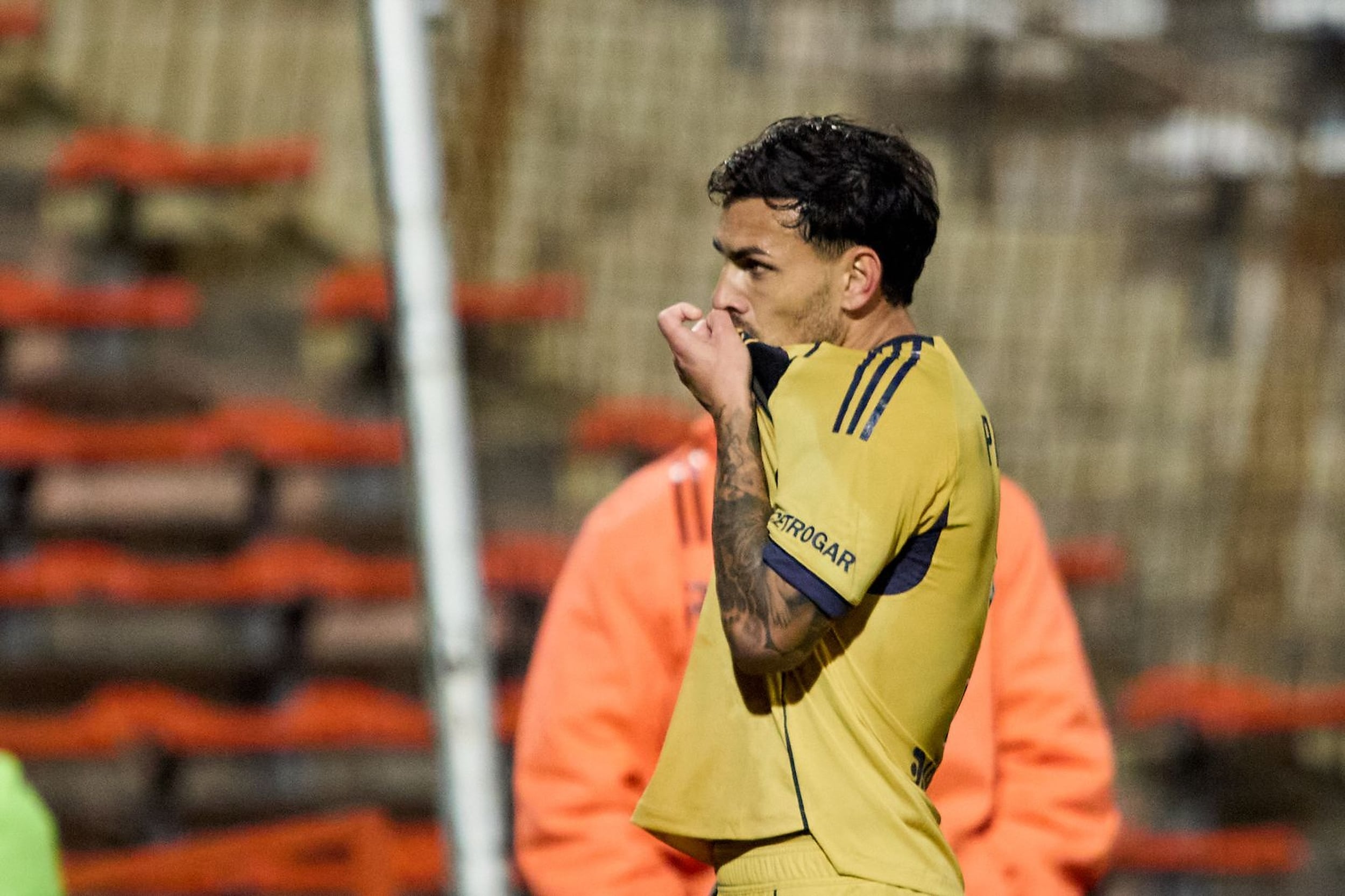 Aunque el 1 a 0 fue en contra, Paredes se lo apropió y lo celebró frente a su gente