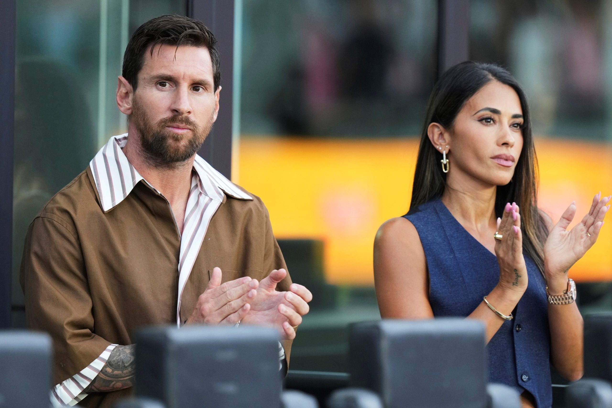 Lionel Messi y Antonela Roccuzzo en la tribuna del partido del Inter vs Pumas UNAM (Foto: AP)