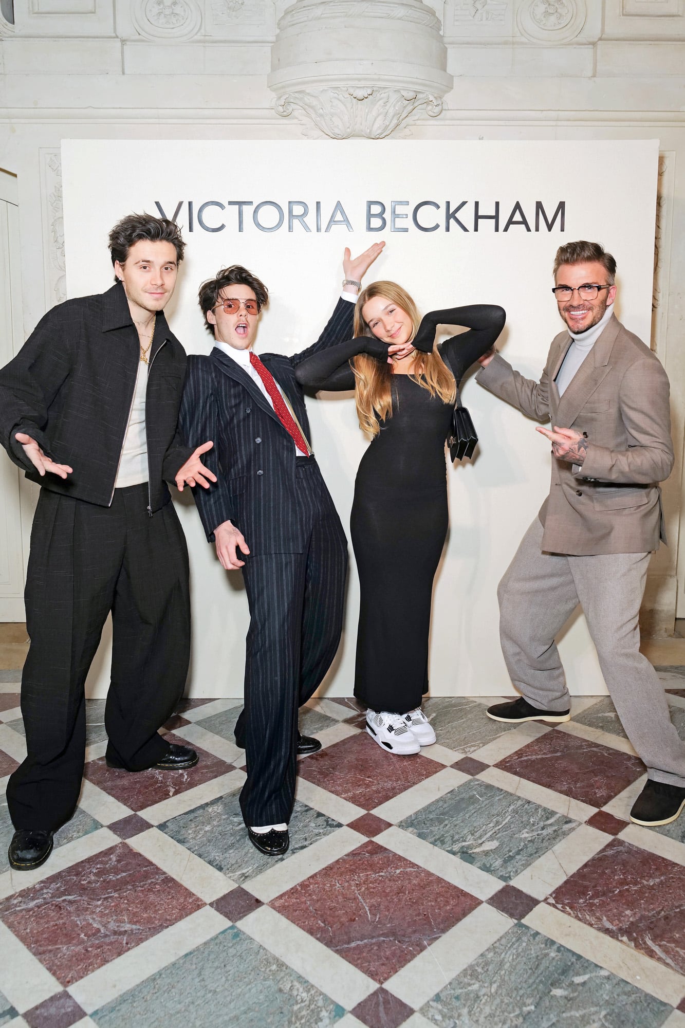 En la previa del desfile de Victoria Beckham, en el Fashion Week de París, en 2024, Harper posa debajo del nombre de su famosa madre con sus hermanos Brooklyn Cruz y su padre, David. “Está muy protegida y su familia la quiere mucho”, dicen de ella 