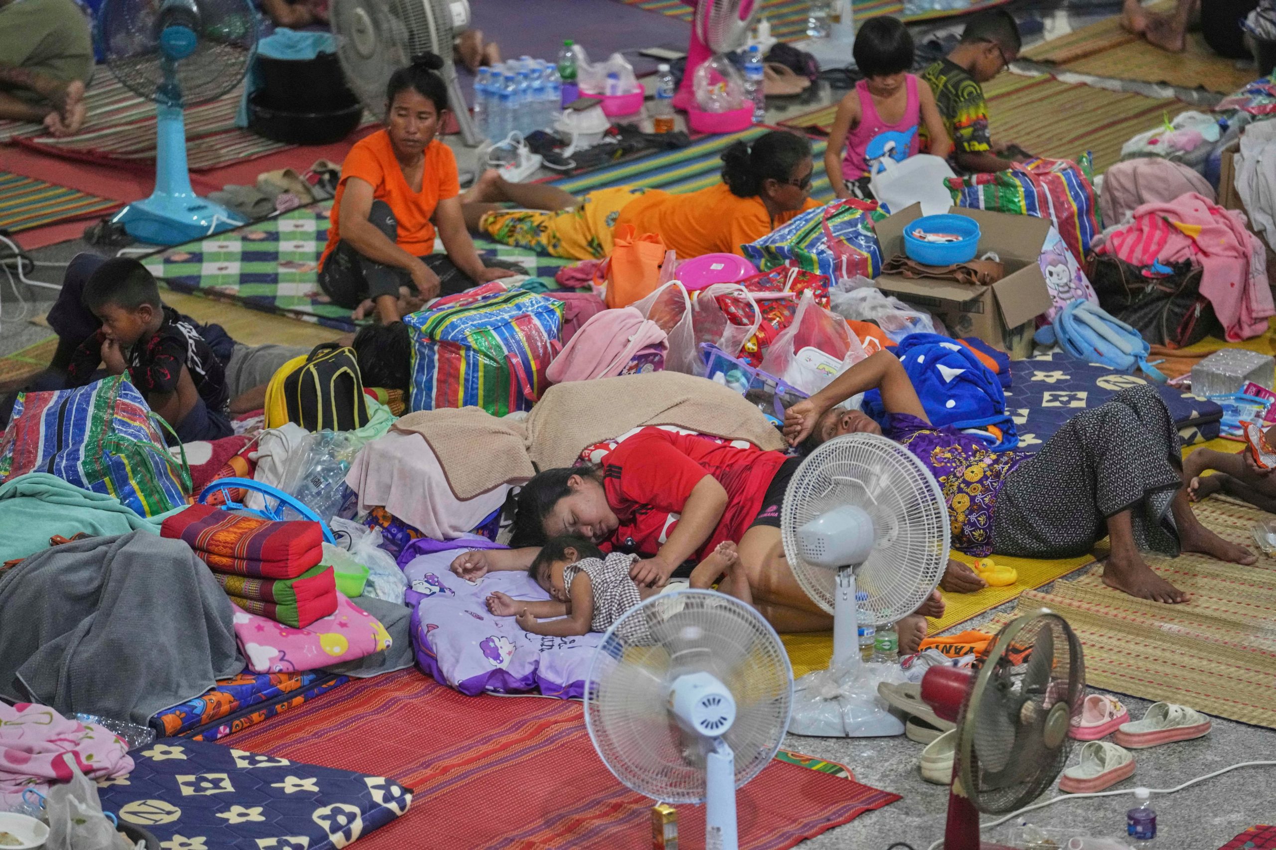 Residentes tailandeses que huyeron de sus hogares descansan en un centro de evacuación en la provincia de Surin (Archivo) 
