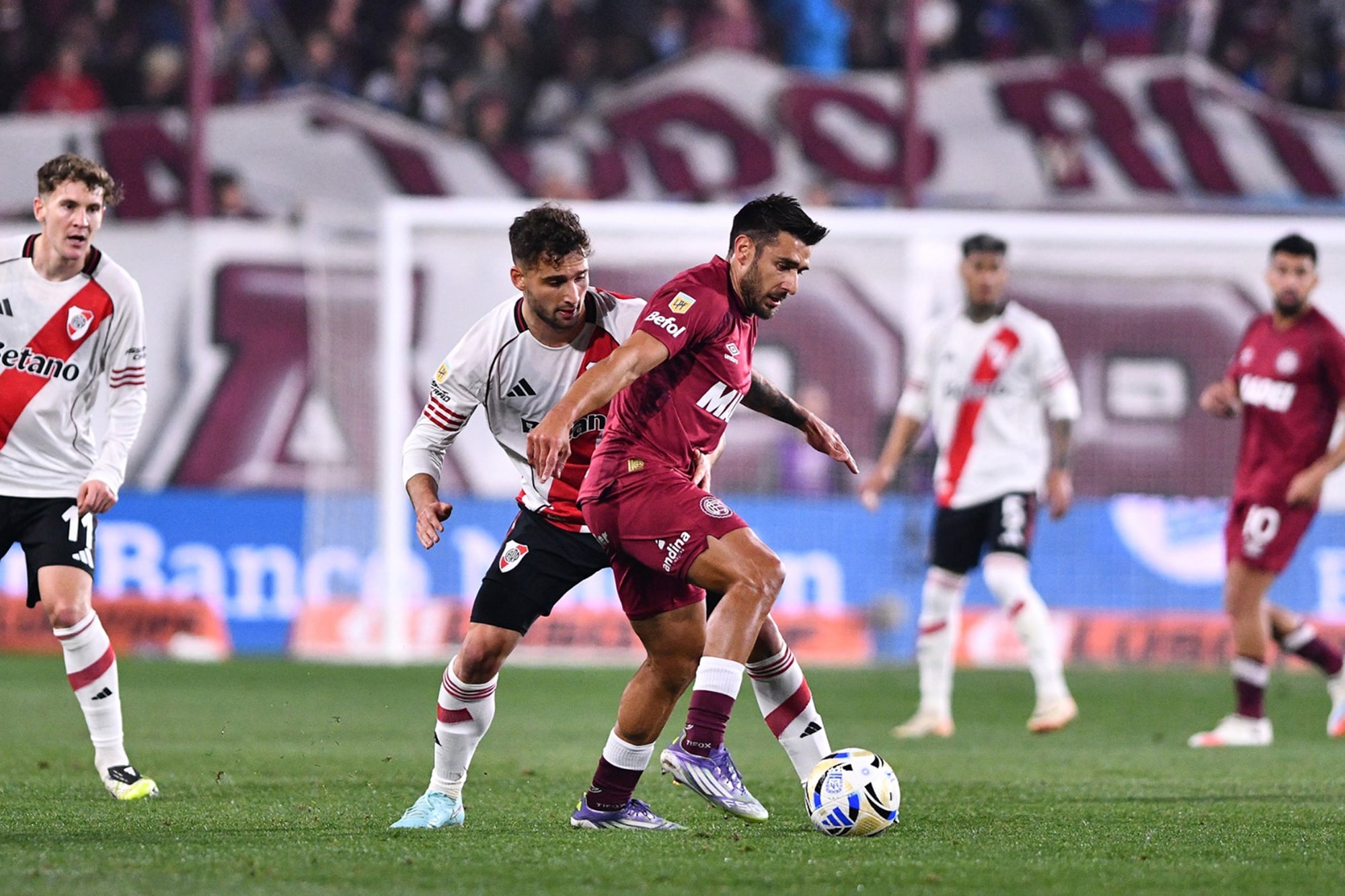 Salvio cubre la pelota ante Boselli