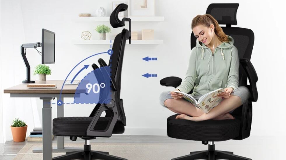 Esta silla ergonómica equipa brazos abatibles para incluirla bajo el escritorio.
