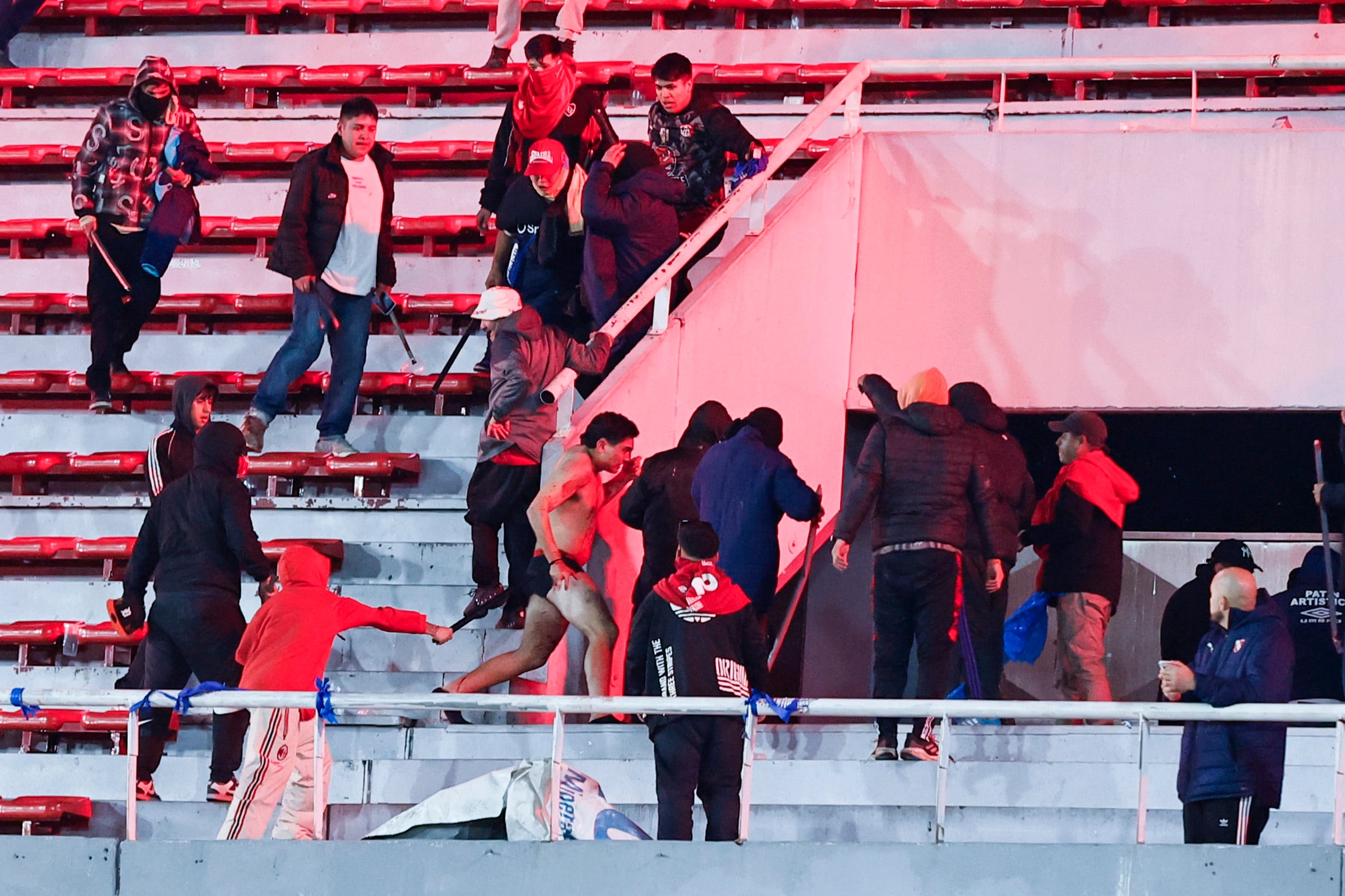 Incidentes entre la barra de U de Chile y la barra de Independiente