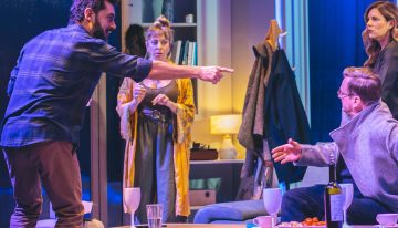 “Coherencia”, la audaz puesta teatral adaptada del cine que te mete en un laberinto de viajes en el tiempo