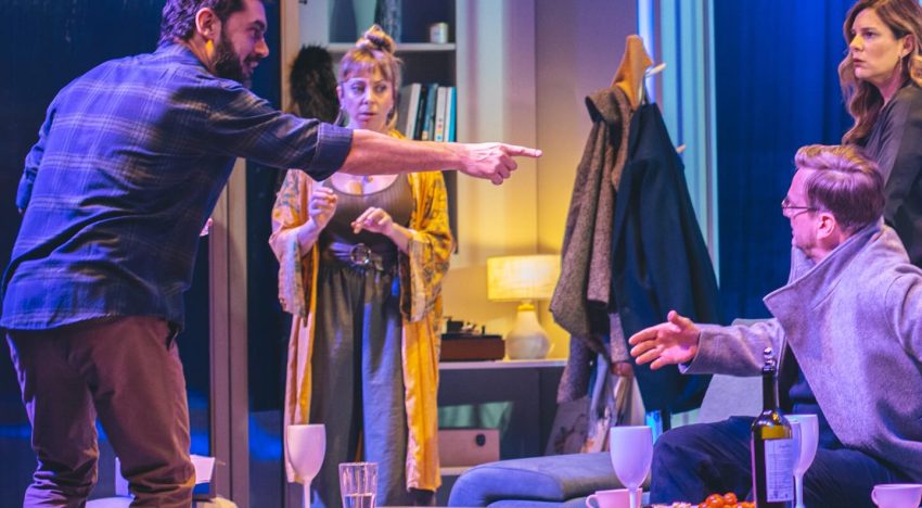 “Coherencia”, la audaz puesta teatral adaptada del cine que te mete en un laberinto de viajes en el tiempo