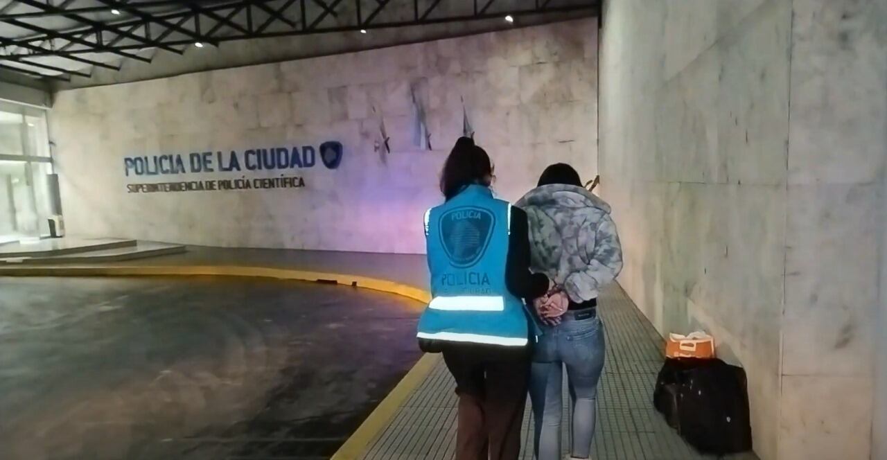 Personal policial viajó especialmente a Jujuy para trasladar a la detenida a la Ciudad de Buenos Aires. (Foto: Policía de la Ciudad).