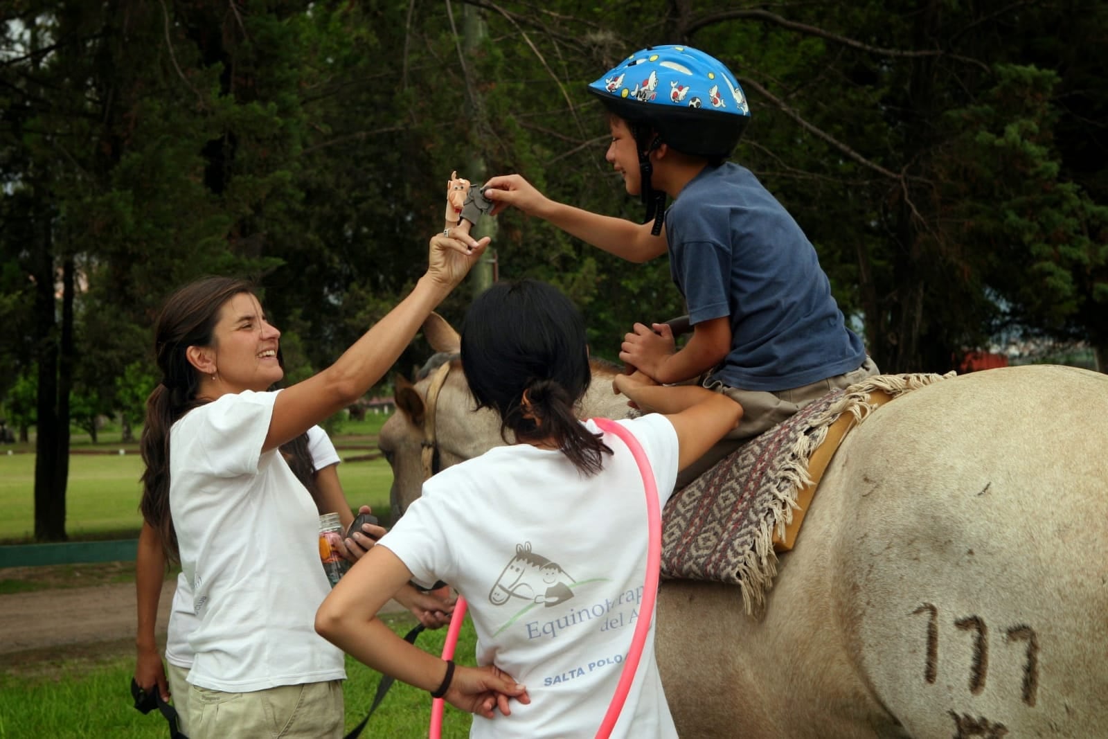 Para Elena, cada paso logrado por Francisco, que hoy camina gracias a su trabajo con los caballos, es un triunfo compartido