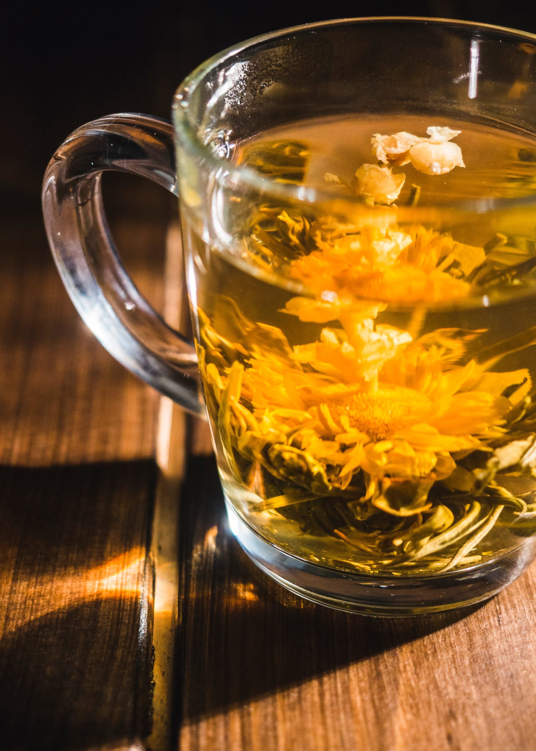 Aunque no hay una advertencia sobre la cantidad de té de diente de león que se pueda beber por día, se recomienda consultar a un profesional si padece de alguna condición