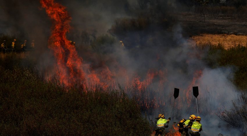 Última hora de los incendios en España, en directo | El Gobierno extremeño pone a toda la comunidad en nivel dos del plan contra incendios y confina a los vecinos de Oliva de Plasencia