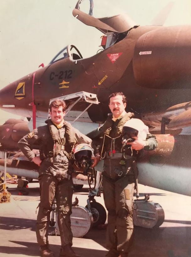 Jorge Barrionuevo y Mariano Ángel Velasco, pilotos del Grupo 5 de Caza, posan frente al A-4B Skyhawk.