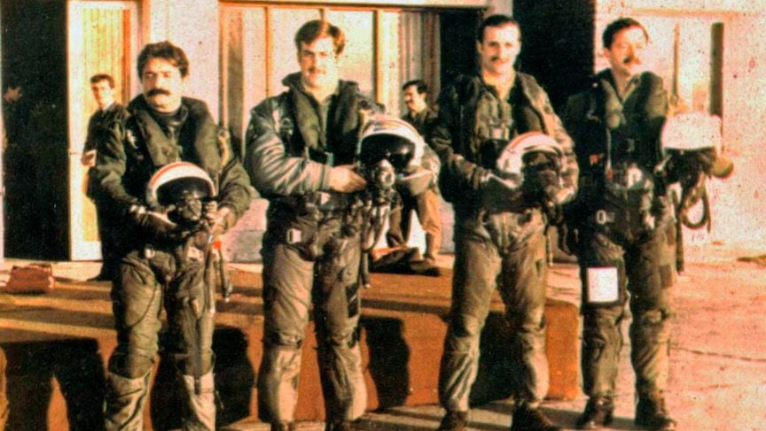 El capitán Pablo Carballo, el alférez Jorge Barrionuevo, el teniente Carlos Rinke y el primer teniente Mariano Velasco, integrantes del Grupo 5 de Caza, en la base de la Fuerza Aérea en Río Gallegos durante la Guerra de Malvinas.