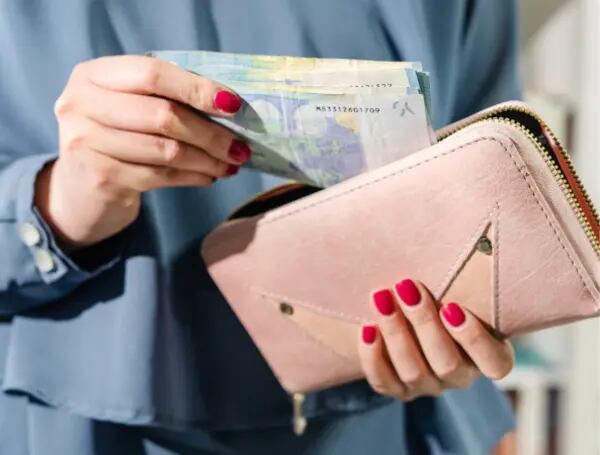La mujer considera que los cruceros son más económicos.