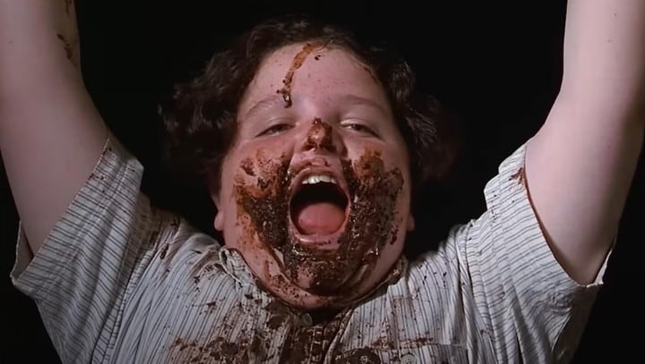La imagen de Jimmy Karz como Bruce Bogtrotter tras devorar un descomunal pastel de chocolate en Matilda, marcó a toda una generación en los 90 (Foto: Matilda)