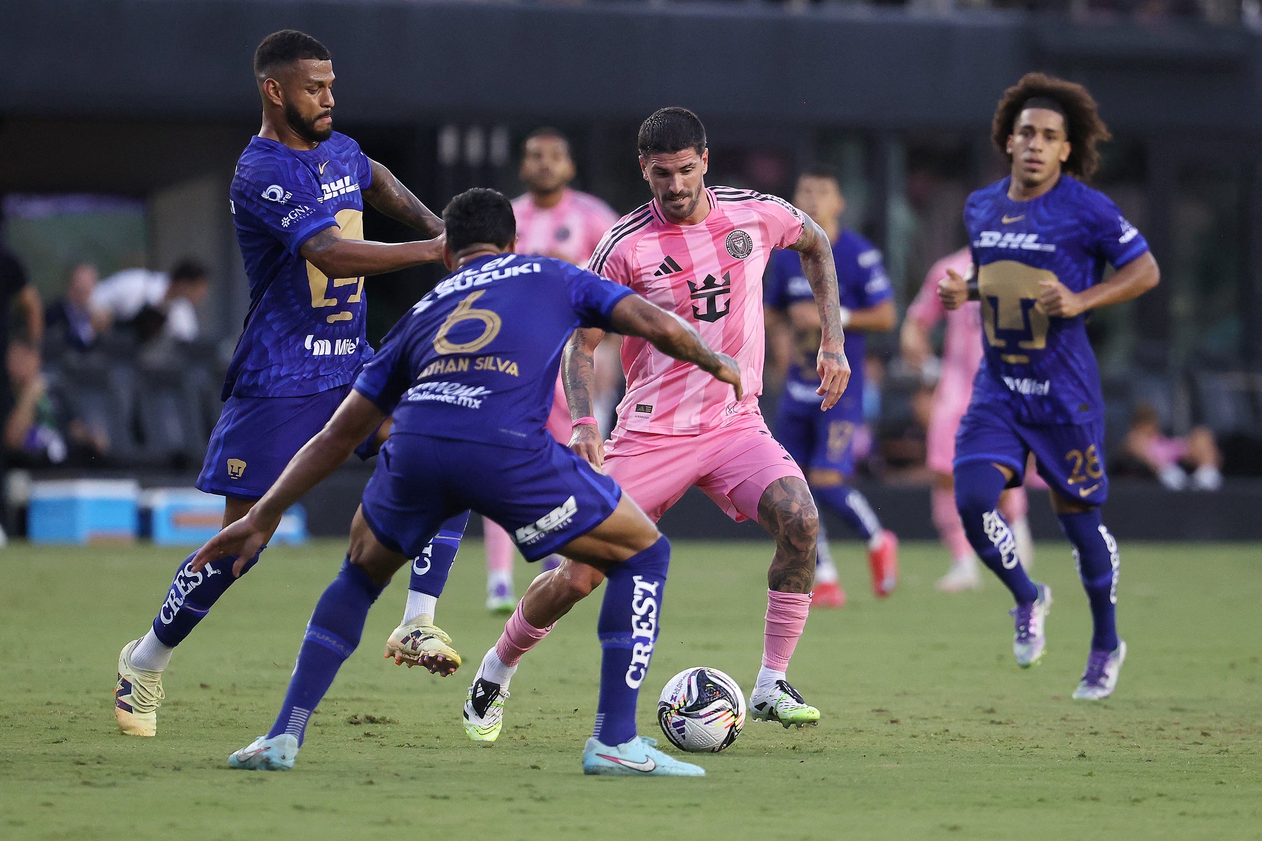 Rodrigo De Paul rodeado de jugadores de Pumas (México); el volante es un patrón en el esquema de Inter Miami