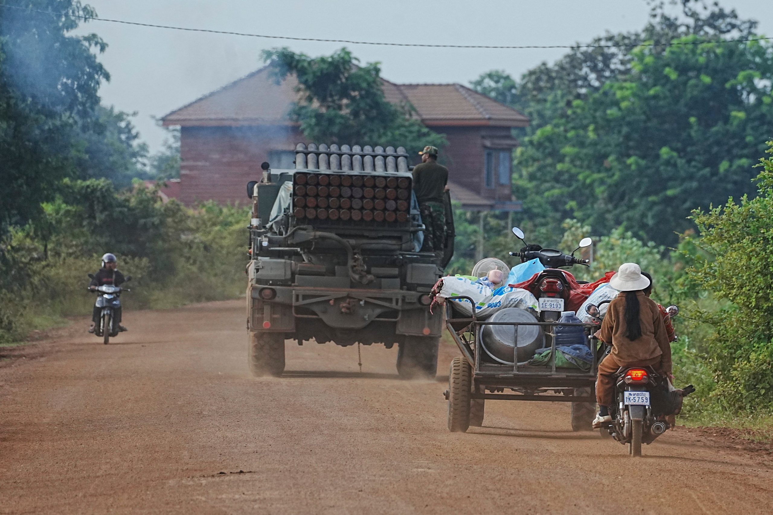 Un vehículo militar seguido de gente escapando en la provincia camboyana de Oddar Meanchey (Archivo)  