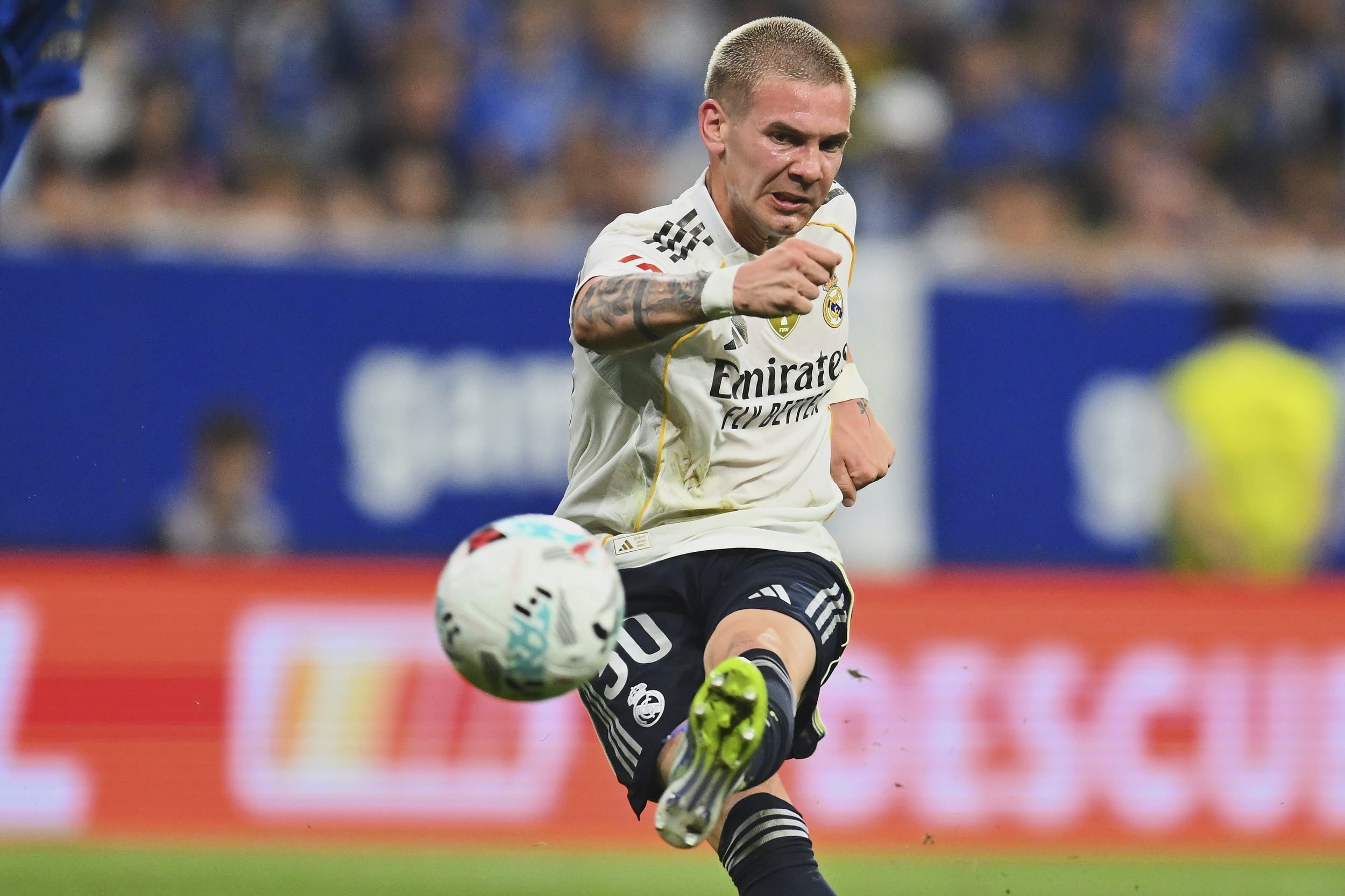 Mastantuono remata, la pelota se desviará en un defensor y saldrá al córner