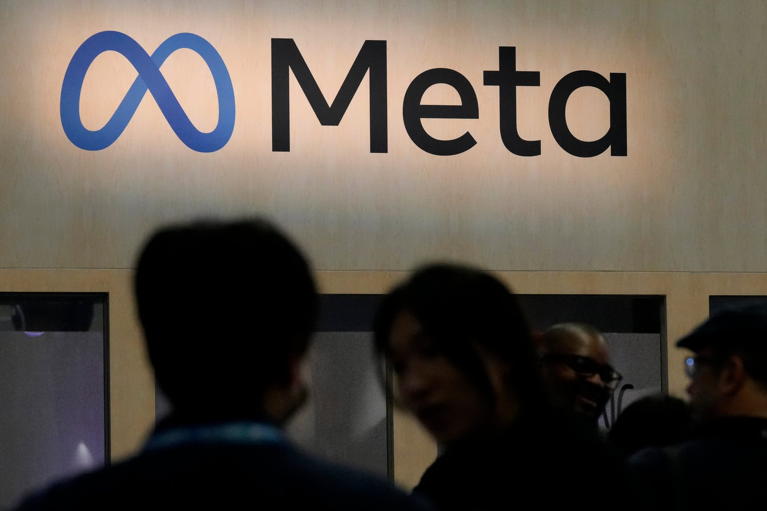 Asistentes visitan el módulo de Meta en la Conferencia de Desarrolladores de Videojuegos, el 22 de marzo de 2023, en San Francisco. (AP Foto/Jeff Chiu, Archivo)