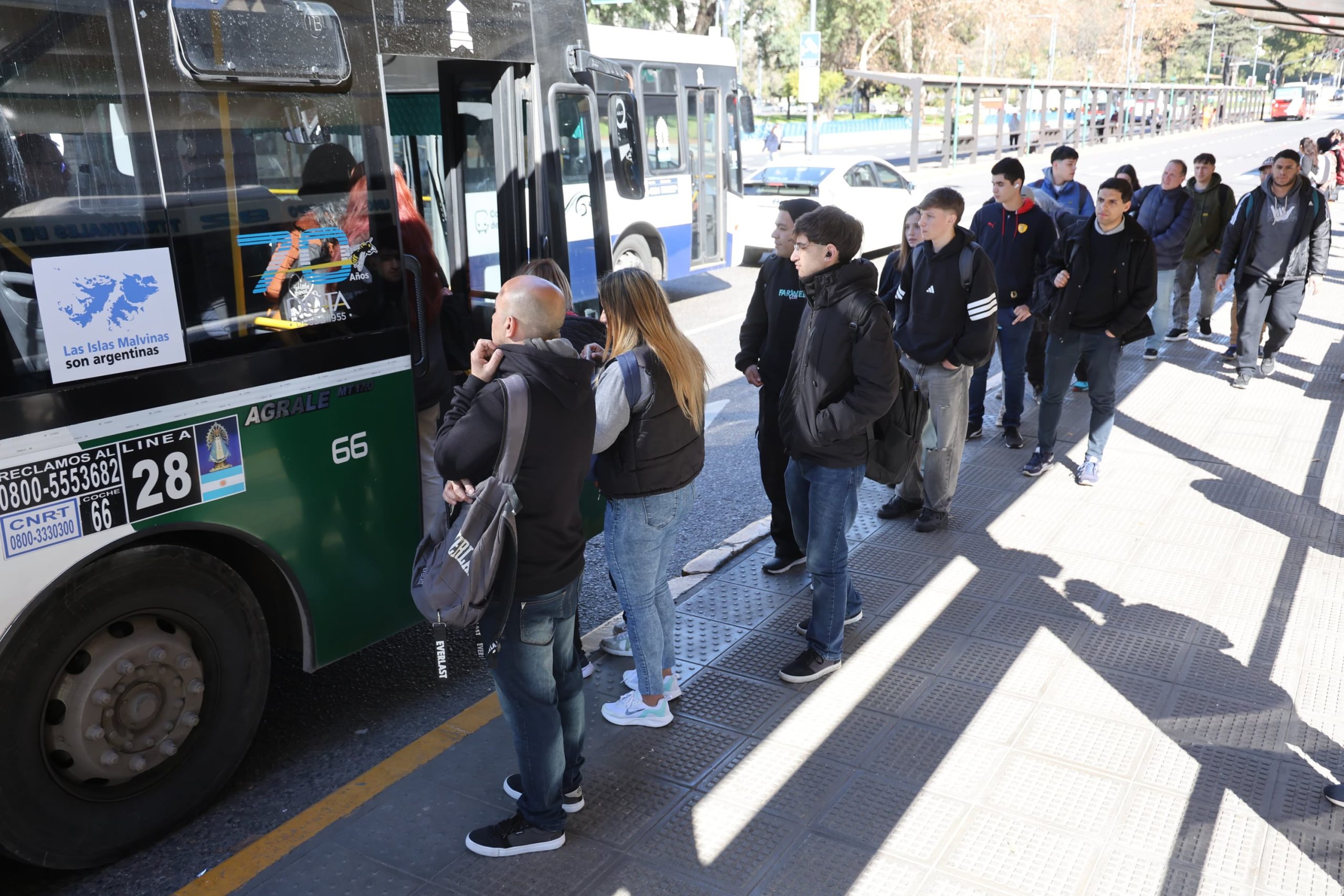 Por el paro de subtes, se multiplicaron las esperas en los andenes de trenes y las paradas de colectivos de los principales centros de transbordo
