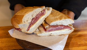 Parador rutero: replica el sándwich de jamón crudo y queso de un ACA bonaerense y sigue siendo un éxito