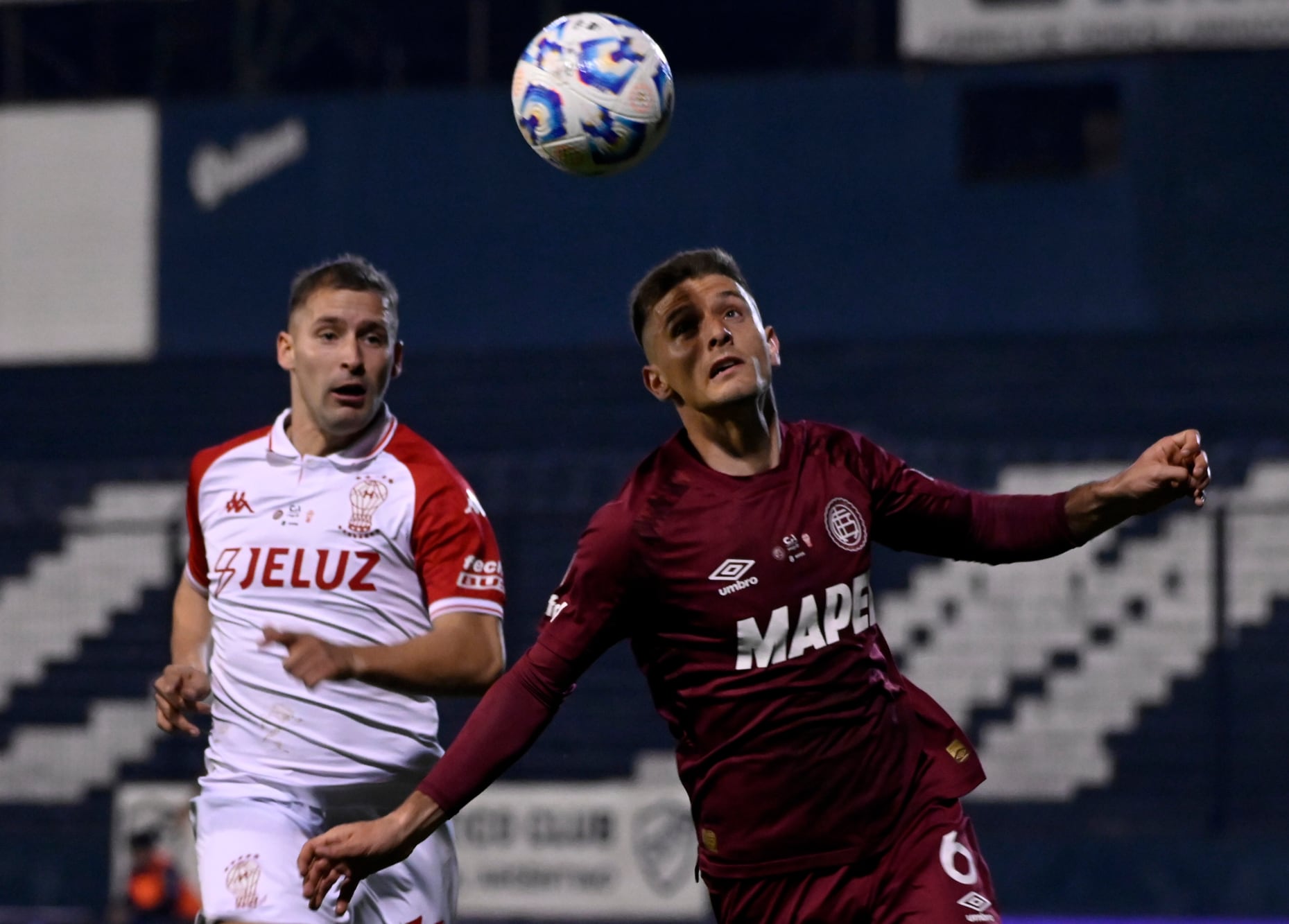 Marcich, el autor del 1-0, domina la pelota ante la presencia de Miljevic