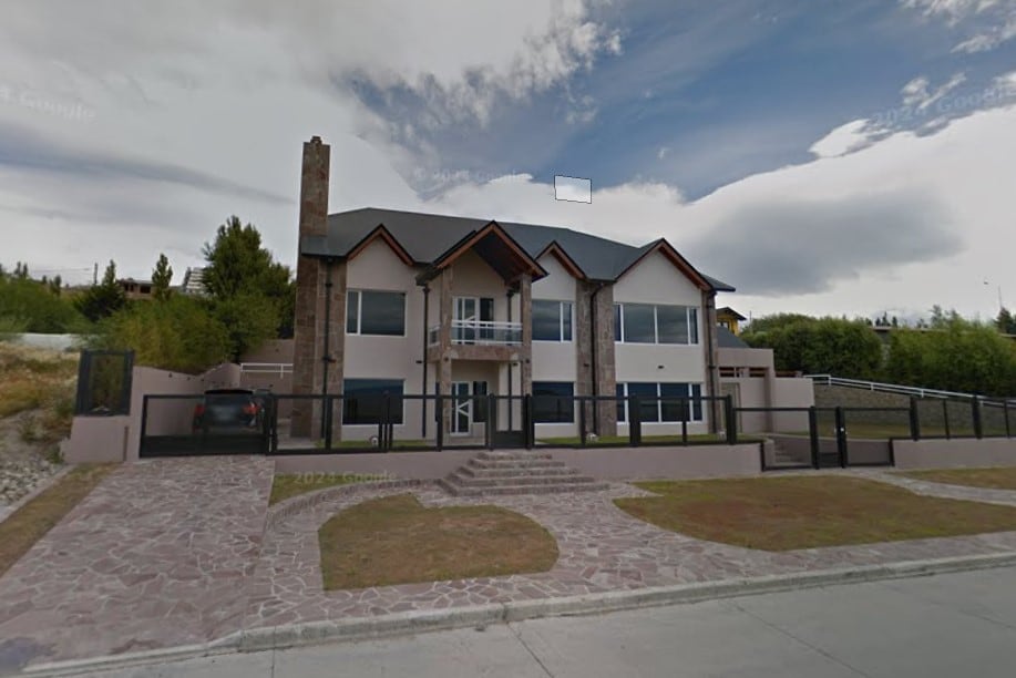 La casona de Lázaro Báez frente al Lago Argentino, en El Calafate; estuvo detenido allí y pide ahora regresar para cumplir arresto domiciliario