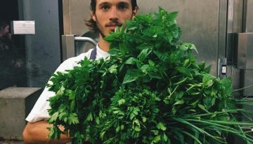 Tuvo la idea en Australia, cocinó en su casa por dos años, dio el gran salto y usa un horno de barro: “Todo ahí sale mejor”