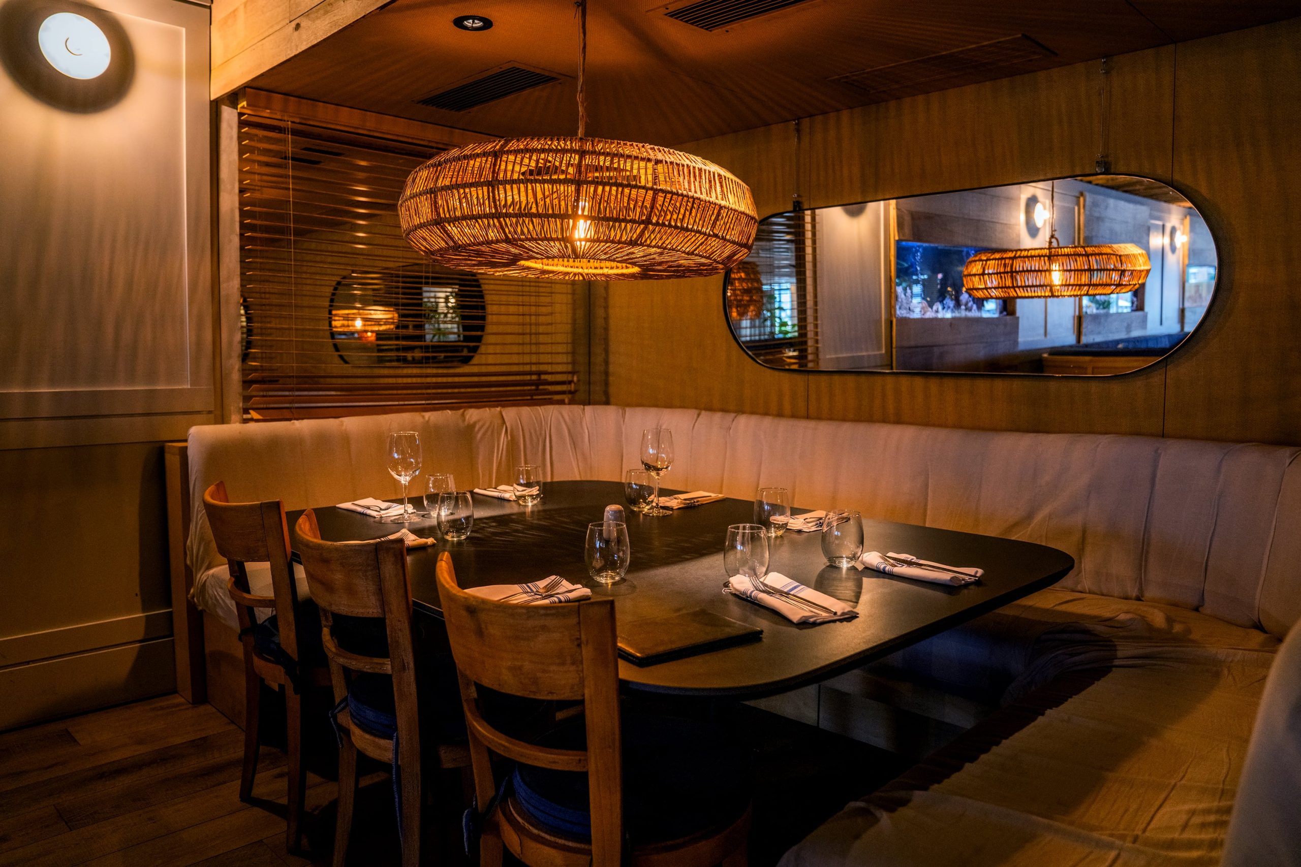 El restaurante se encuentra en Puerto Madero y tiene una cuidada ambientación
