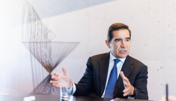 El BBVA rectifica y eleva la puja sobre el Sabadell para blindar el éxito de la oferta