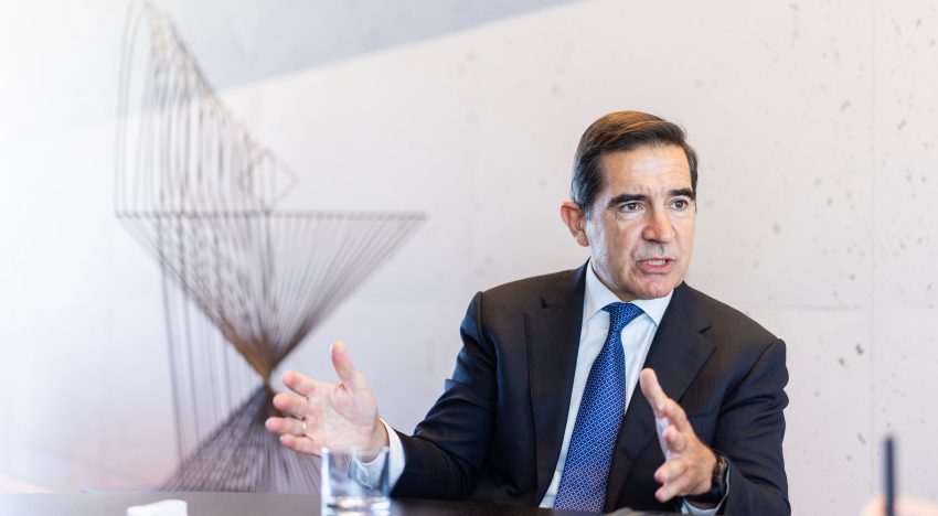 El BBVA rectifica y eleva la puja sobre el Sabadell para blindar el éxito de la oferta