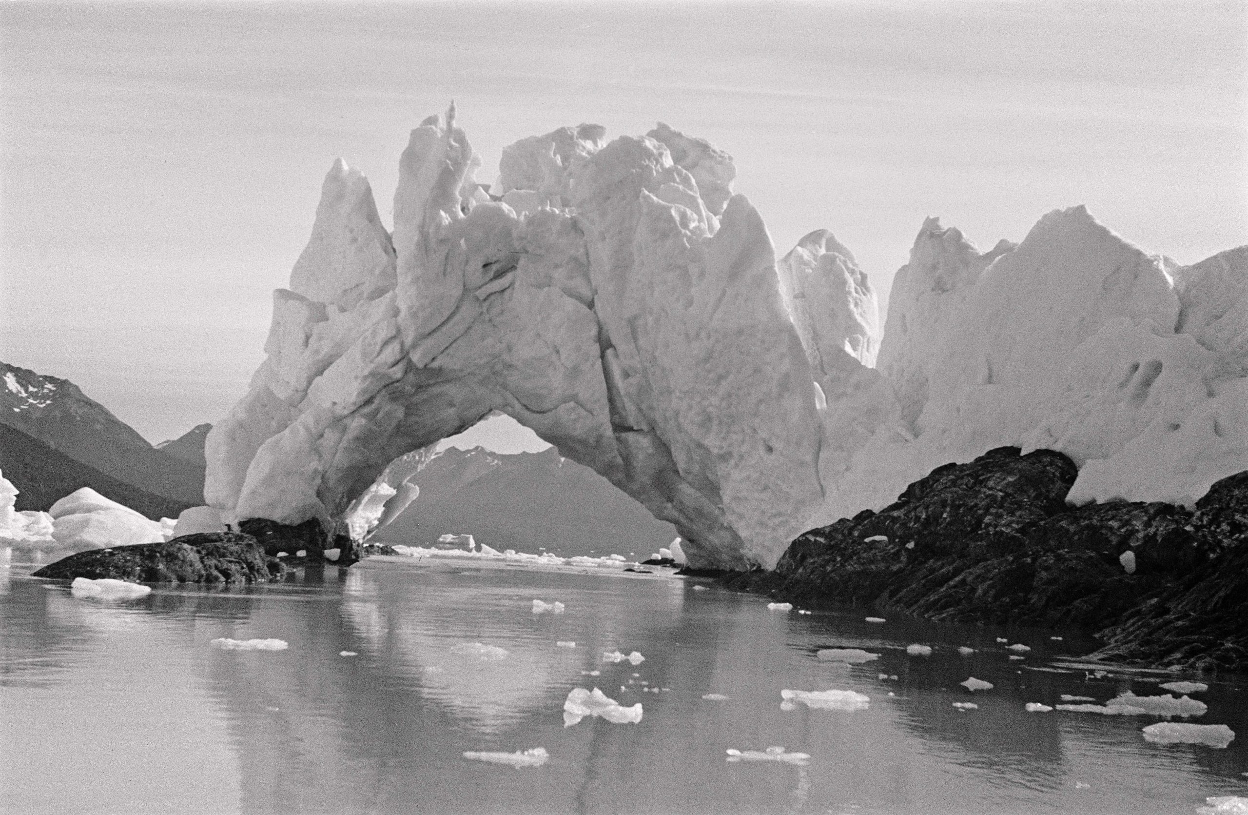 Soberbio arco de hielo del Glaciar Perito Moreno. 1946.