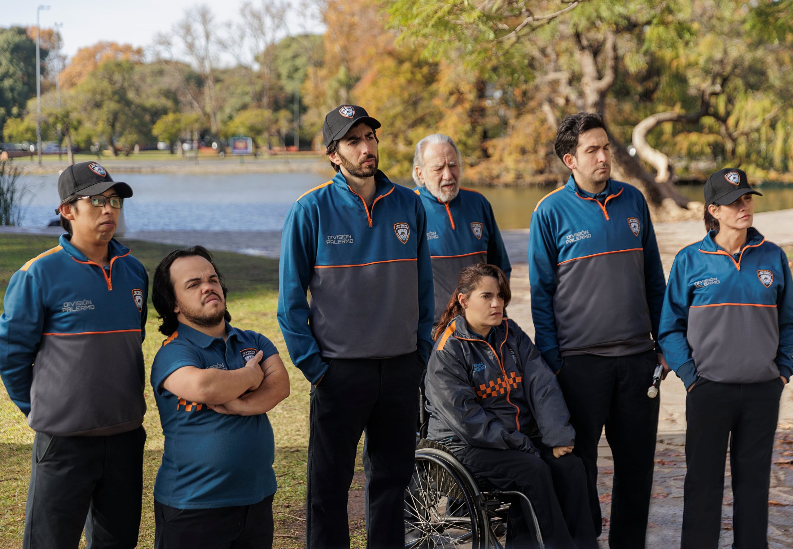 División Palermo Temporada 1. (L to R) Renato Condori, Hernan Cuevas, Santiago Korovsky, Pilar Gamboa, Julio Marticorena, Facundo Bogarin, Valeria Licciardi in División Palermo Temporada 1.Cr. Tomás Francisco Cuesta/Netflix © 2023