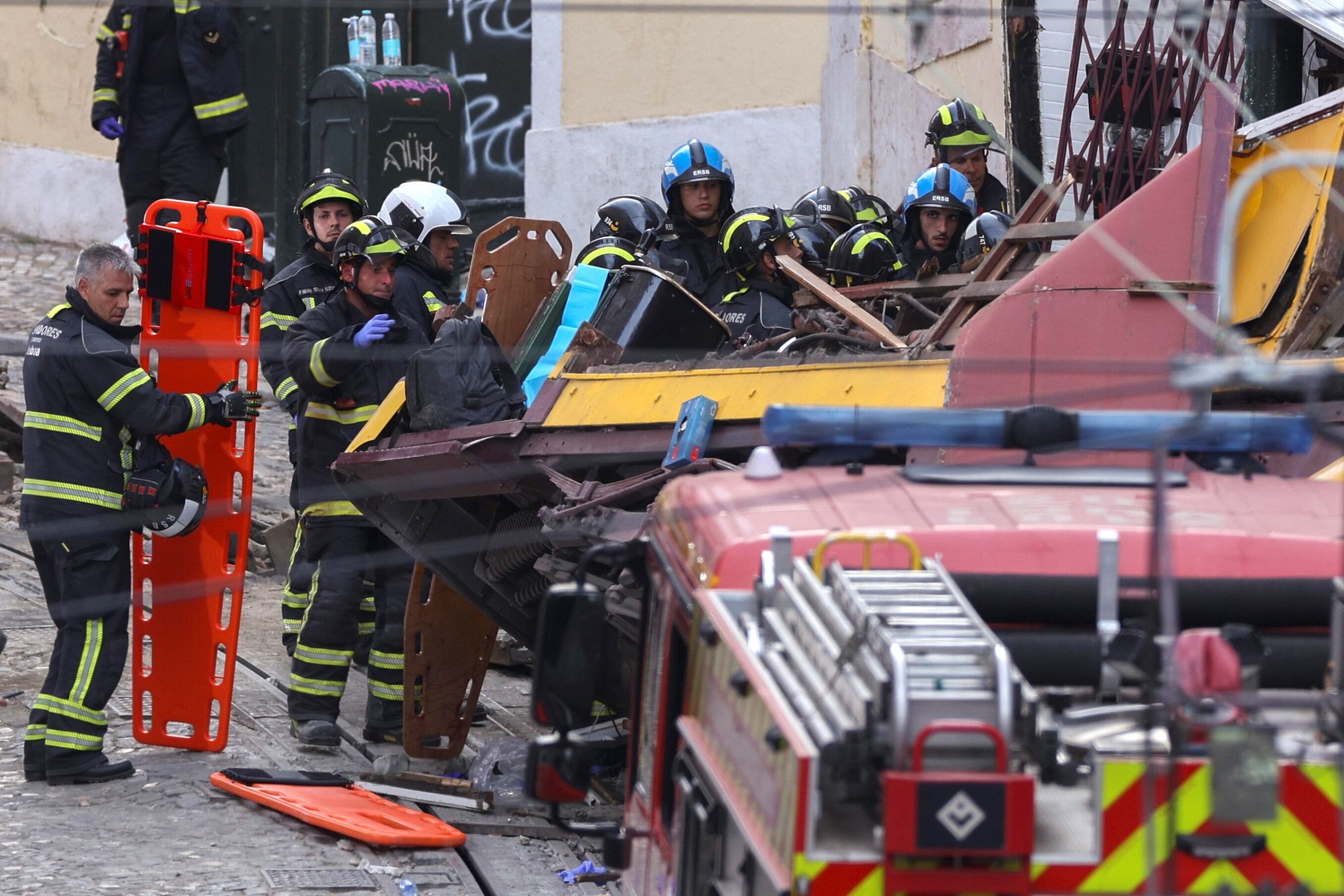 Rescatistas buscan socorrer a los heridos tras el descarrilamiento de un funicular en Lisboa (Foto: EFE)