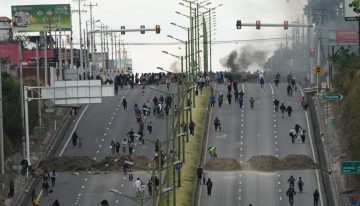 Ecuador: una nueva jornada de protestas derivó en una persona muerta, una decena de heridos y 17 militares retenidos