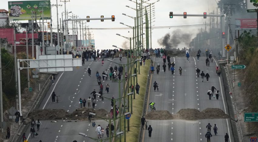 Ecuador: una nueva jornada de protestas derivó en una persona muerta, una decena de heridos y 17 militares retenidos