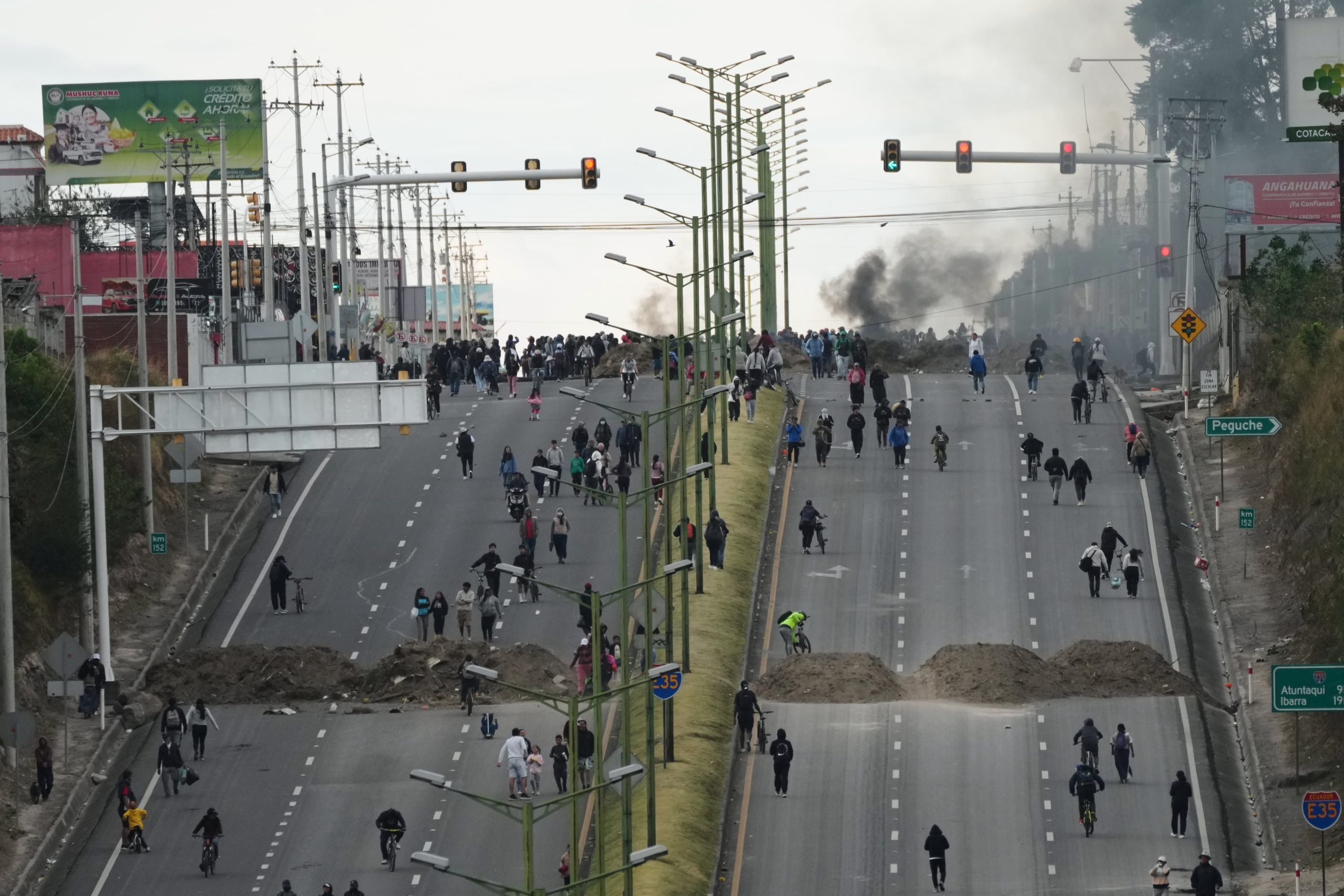 Manifestantes bloquean una carretera durante las protestas contra el aumento al precio del diésel tras los recortes en los subsidios al combustible por parte del gobierno del presidente Daniel Noboa, en Otavalo, Ecuador, el miércoles 24 de septiembre de 2025. (AP Foto/Dolores Ocho)