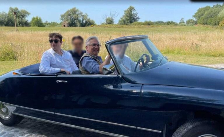 El príncipe Laurent de Bélgica junto a su hijo Clément Vanderkerckhove. Fuente: X