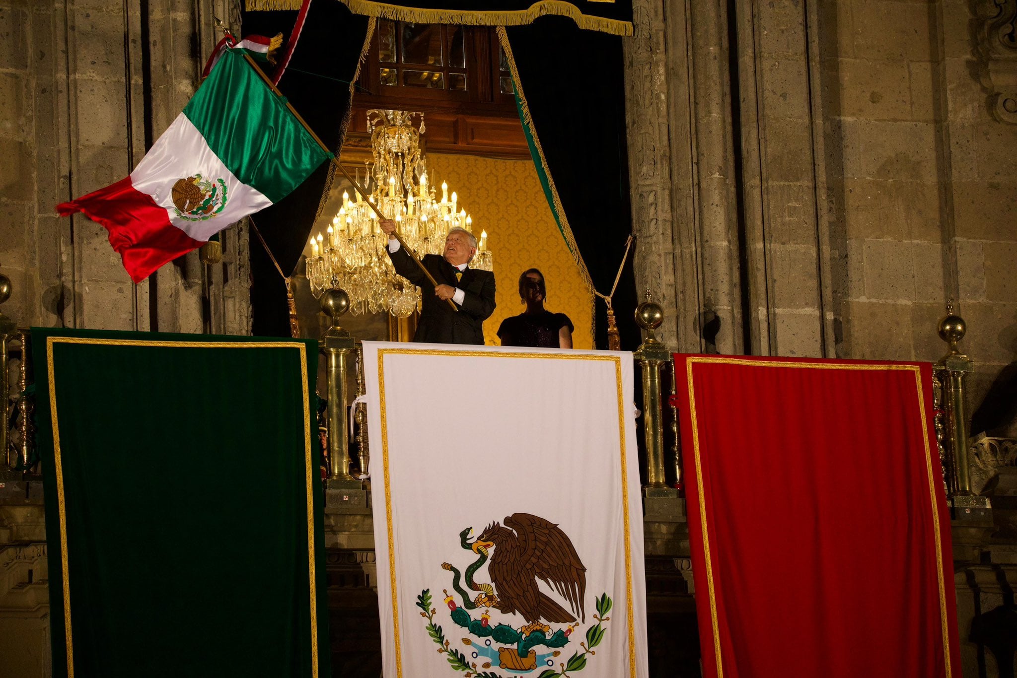 El expresidente Andrés Manuel López Obrador da el grito de Independencia en Palacio Nacional el 15 de septiembre de 2024 (X/@Raul_Mtz_17)