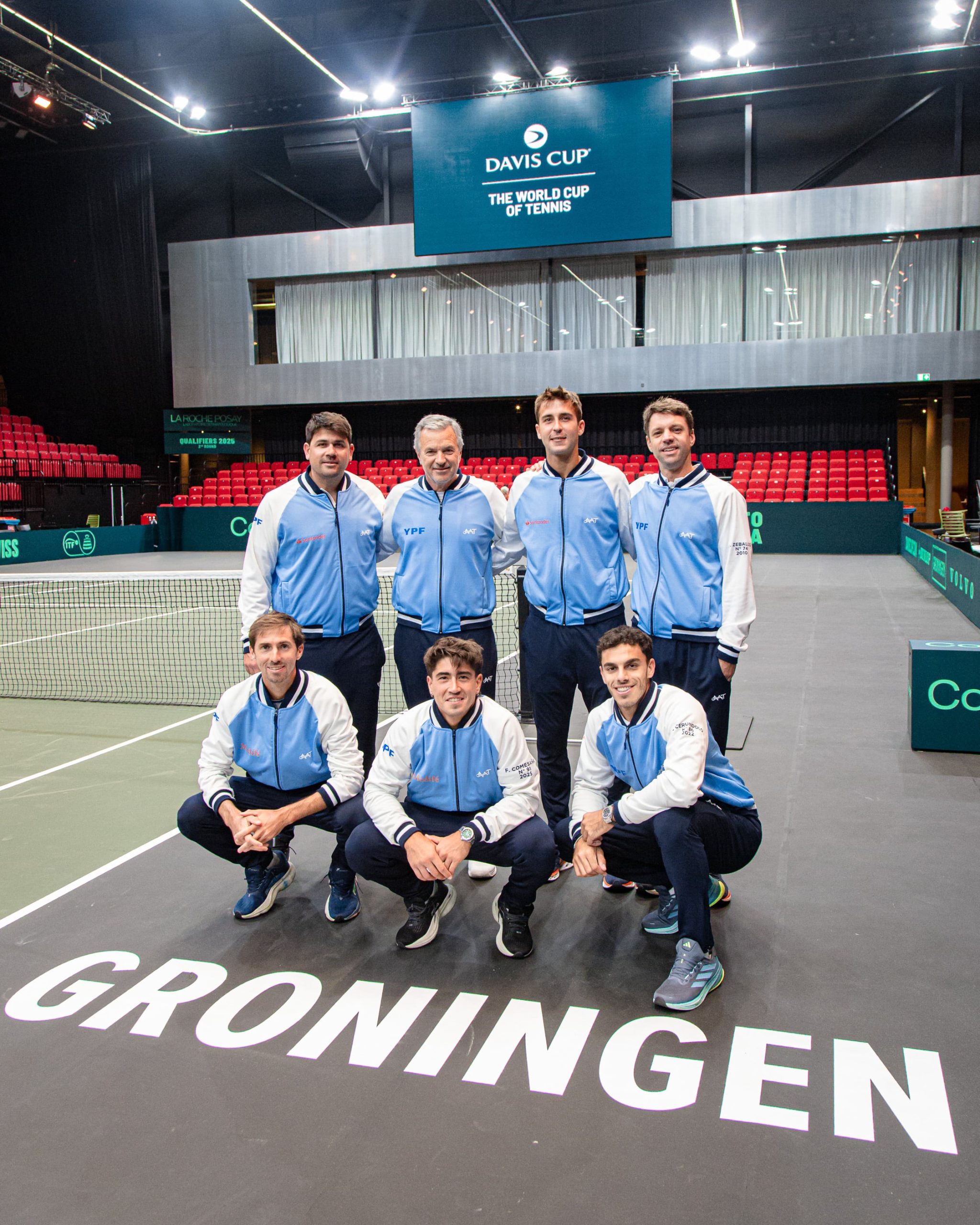 Jugadores y cuerpo técnico de la Argentina en Groningen: Eduardo Schwank y Javier Frana, subcapitán y capitán, respectivamente; Etcheverry y Zeballos, arriba; Molteni, Comesaña y Cerúndolo, abajo