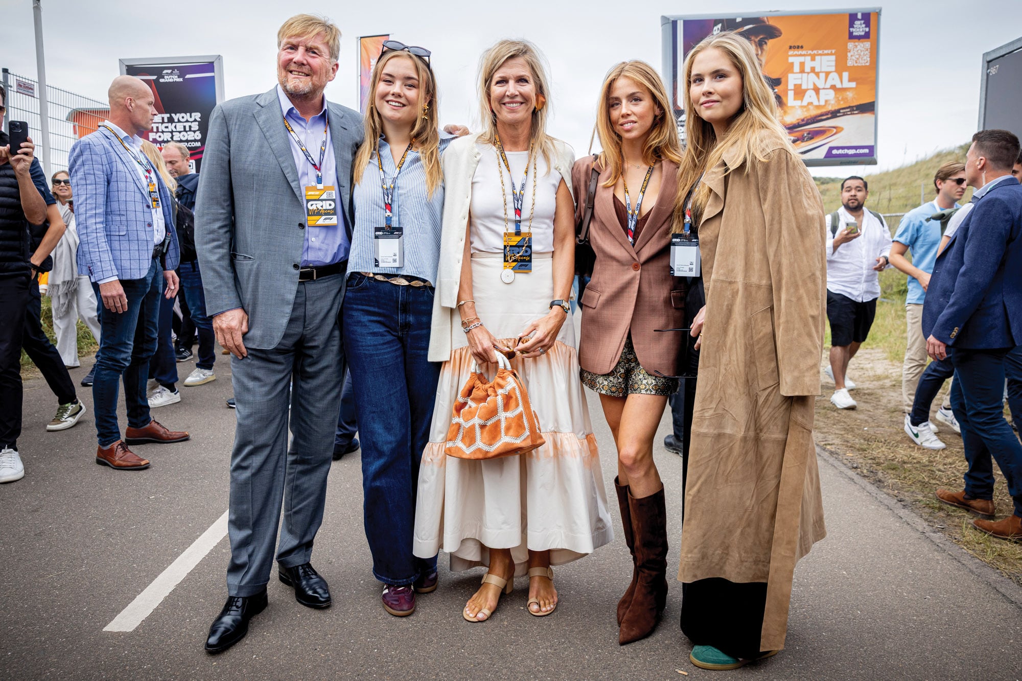 Las princesas Ariane, Alexia y Amalia posan con sus padres, los reyes Guillermo Alejandro y Máxima