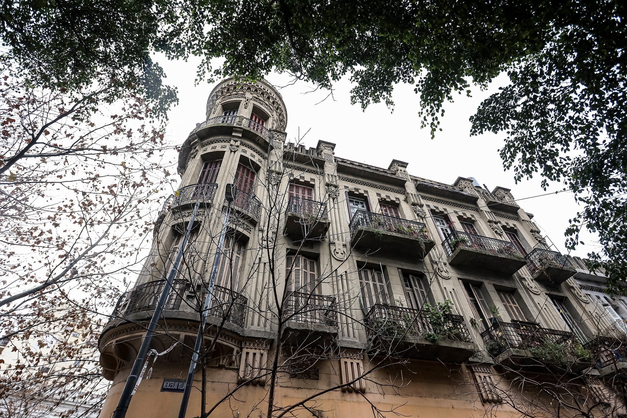 Su dueña lo habitó apenas un año y, cuando huyó al campo, el edificio pasó a ser rentado por varios artistas