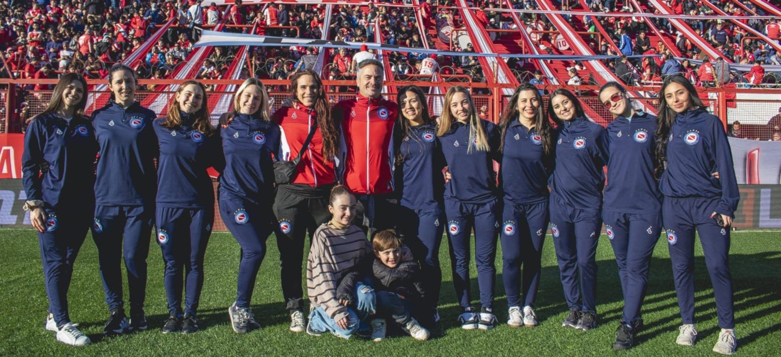 Junto a sus compañeros en la cancha de AAAJ en la previa de un partido de fútbol.