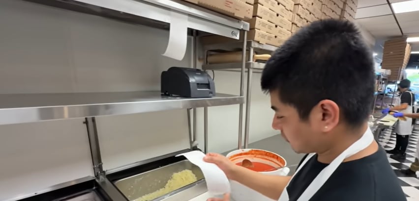 Sam plantea que dominar el inglés es importante para una persona que trabaja en gastronomía dado el tipo de pedidos y los vegetales