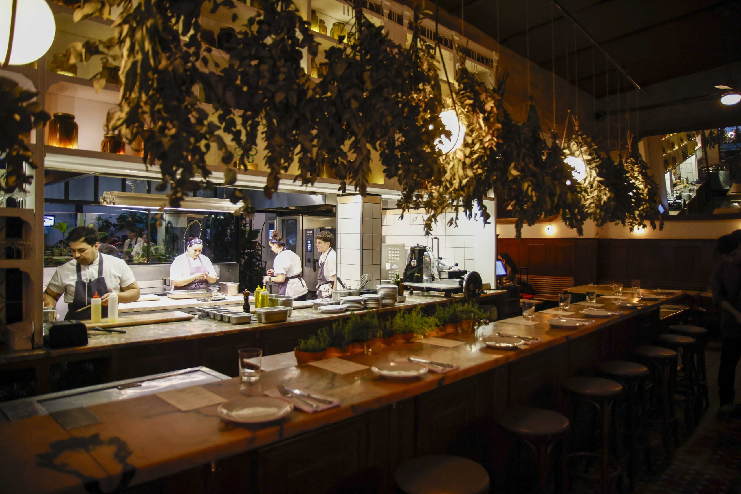 La cocina del Preferido, abierta, a la vista de la barra