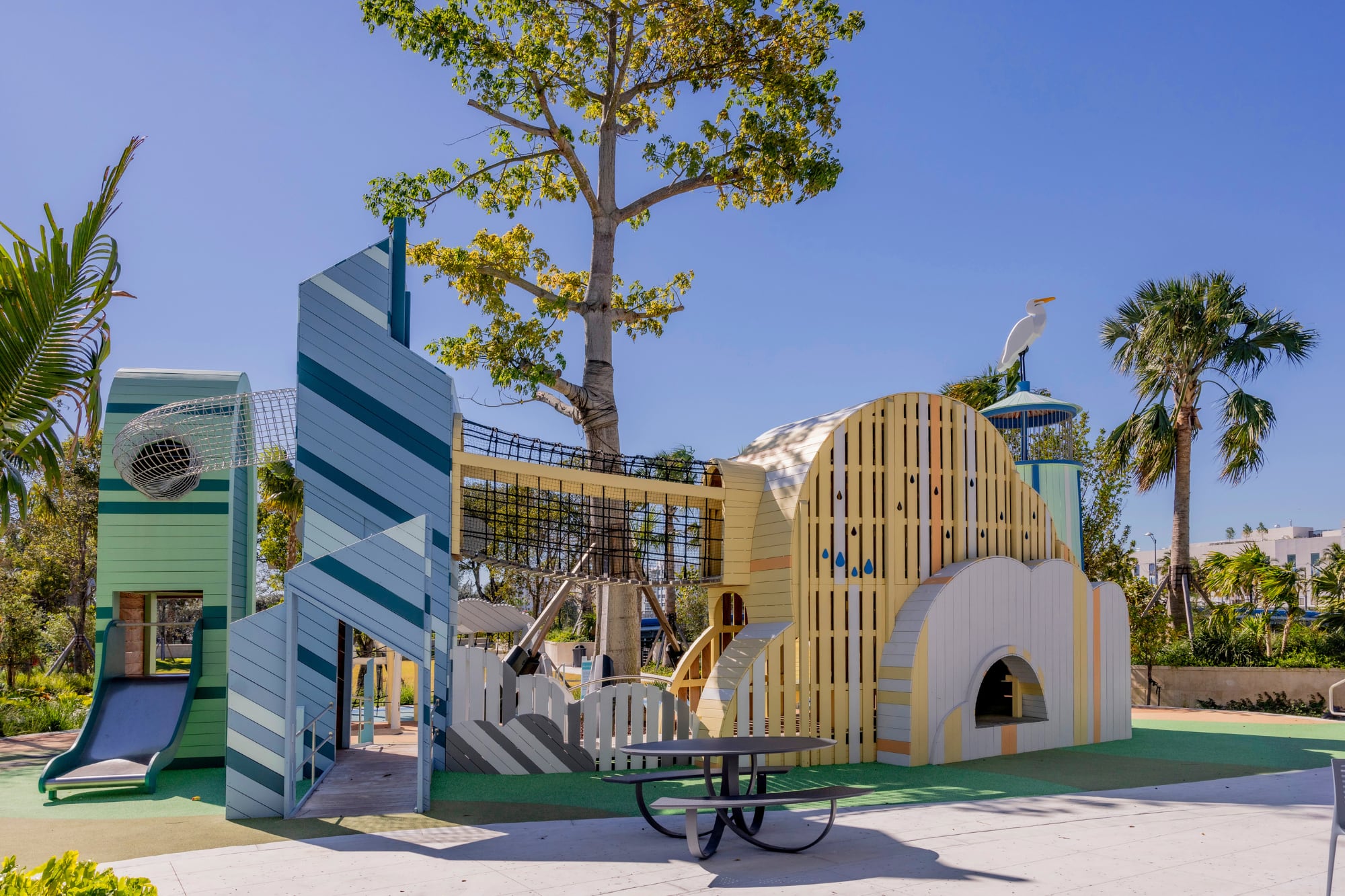 	Entre las atracciones del Waterfront Park sobresale un sector de juegos diseñado por la firma danesa Monstrum, donde los niños exploran nidos, huevos y estructuras que cuentan la historia de la garza de Florida