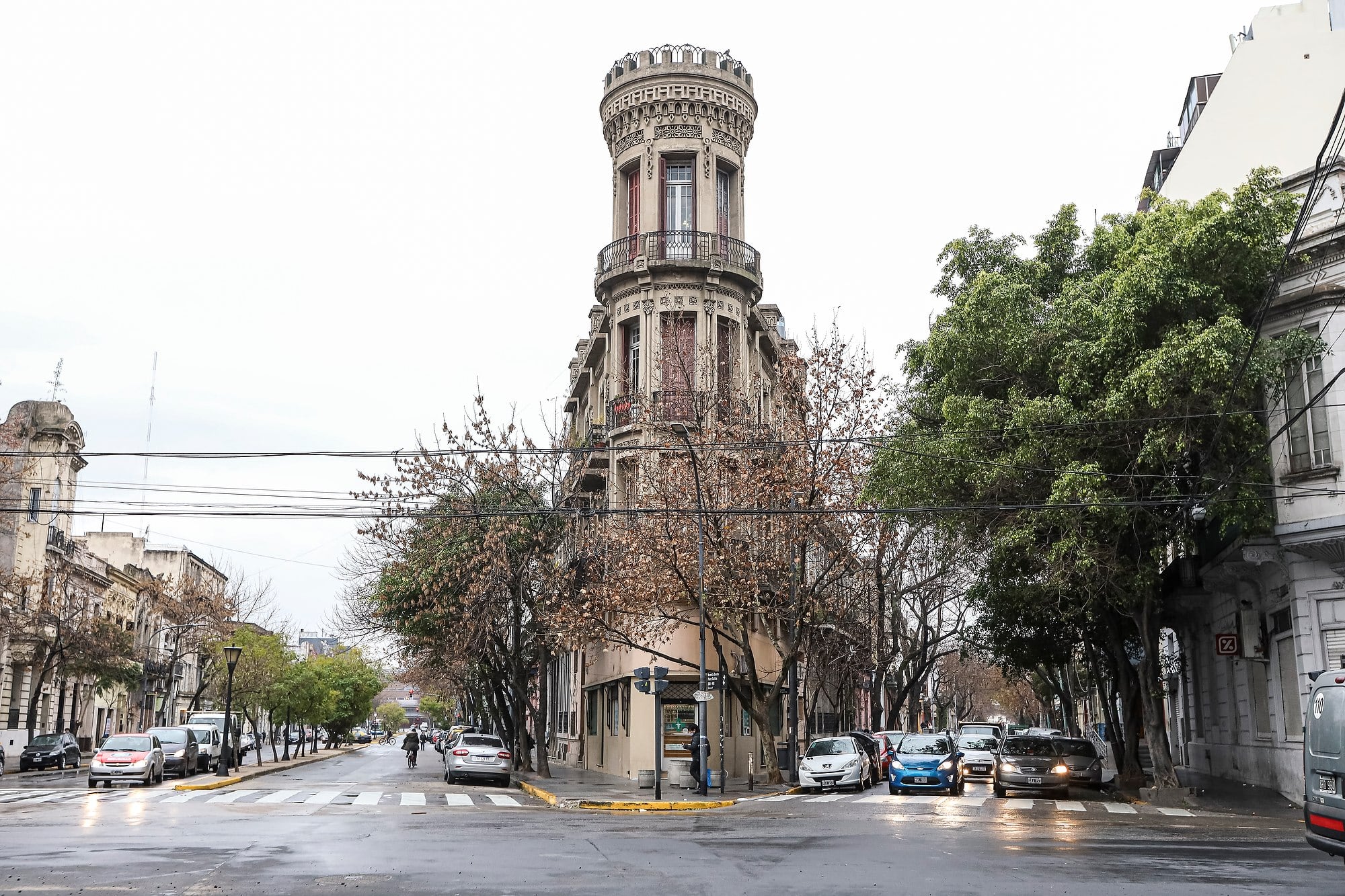 Ubicado en Wenceslao Villafañe 361, fue un edificio de vanguardia con características del modernismo catalán, que comenzó a proliferar en el Río de la Plata durante los primeros años del 1900
