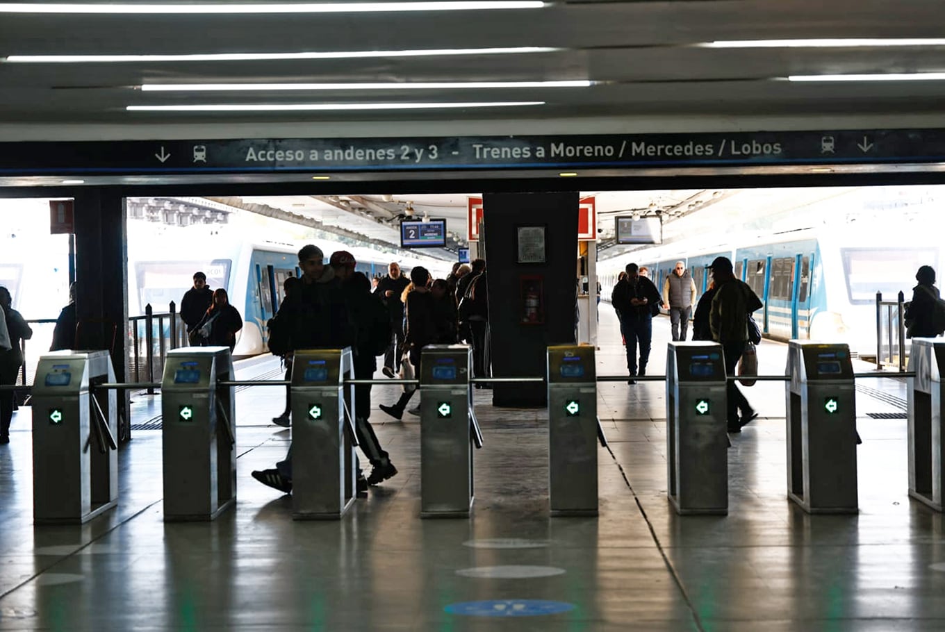 Los trenes andan a 30 km por hora como medida de fuerza gremial. Estación Once; tren Sarmiento
