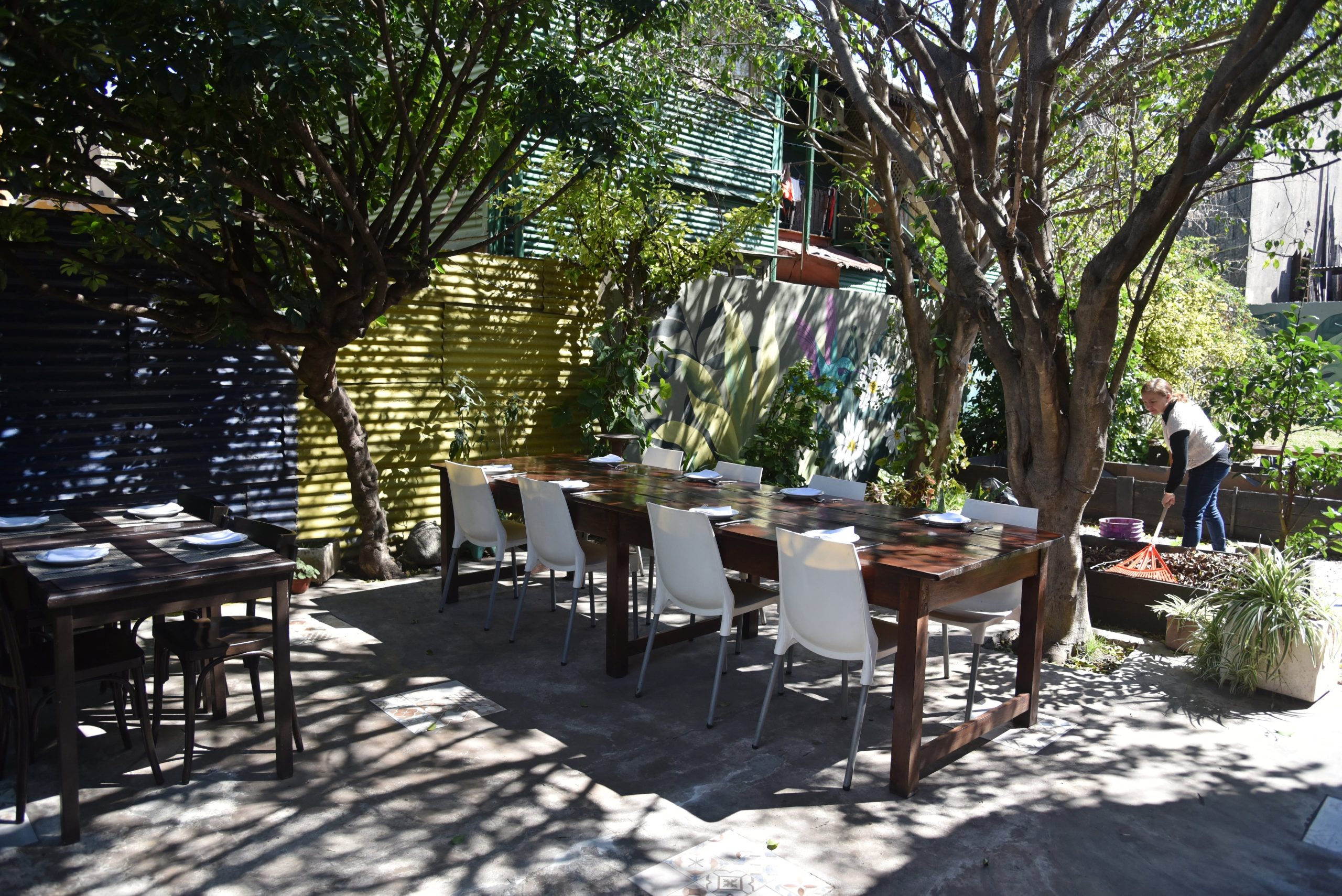 La cantina tiene un lindo patio a la sombra de los árboles y rodeado del color del barrio