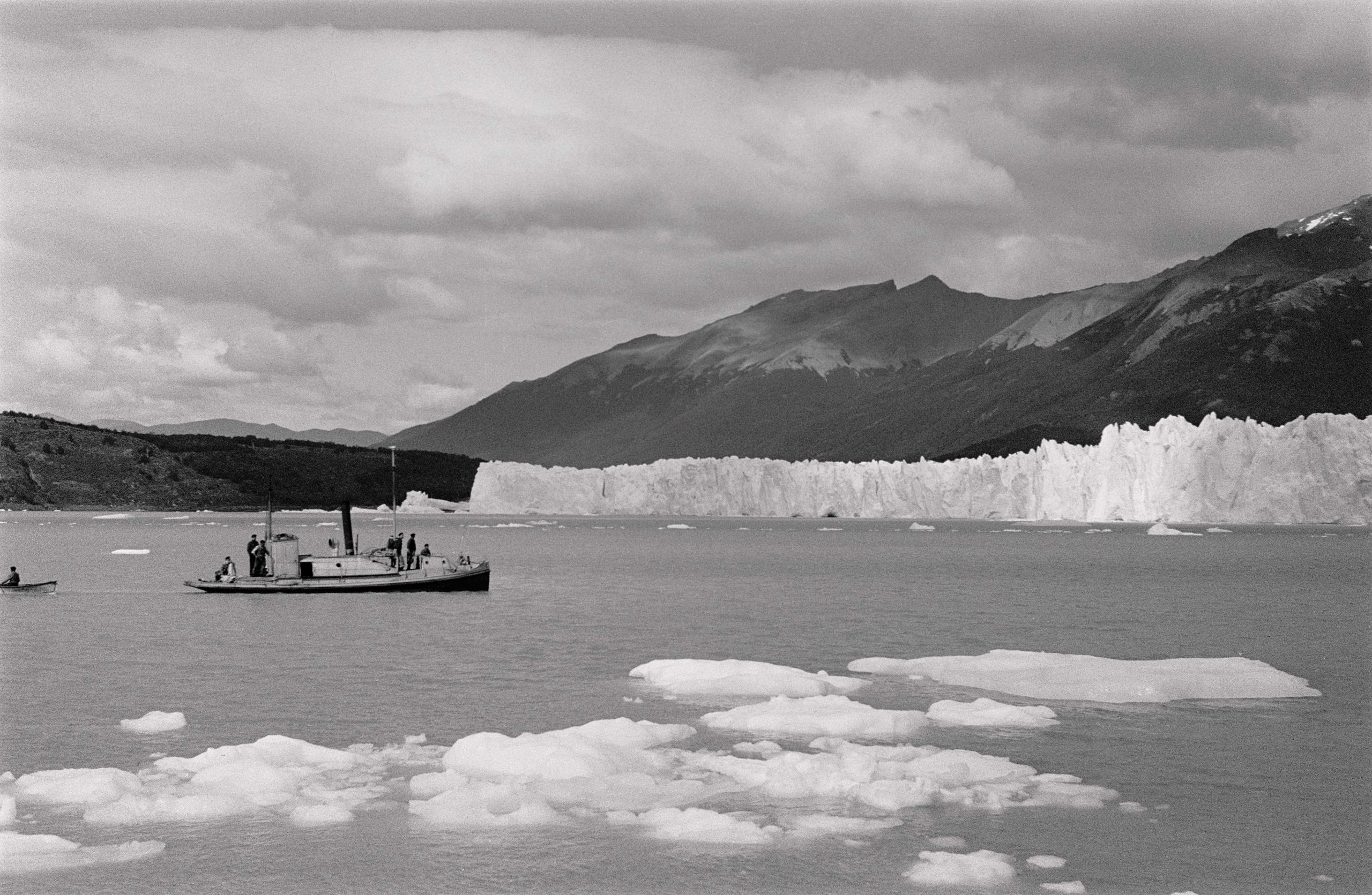 El César, embarcación de Estancia Cristina navega el lago Argentino (1946)