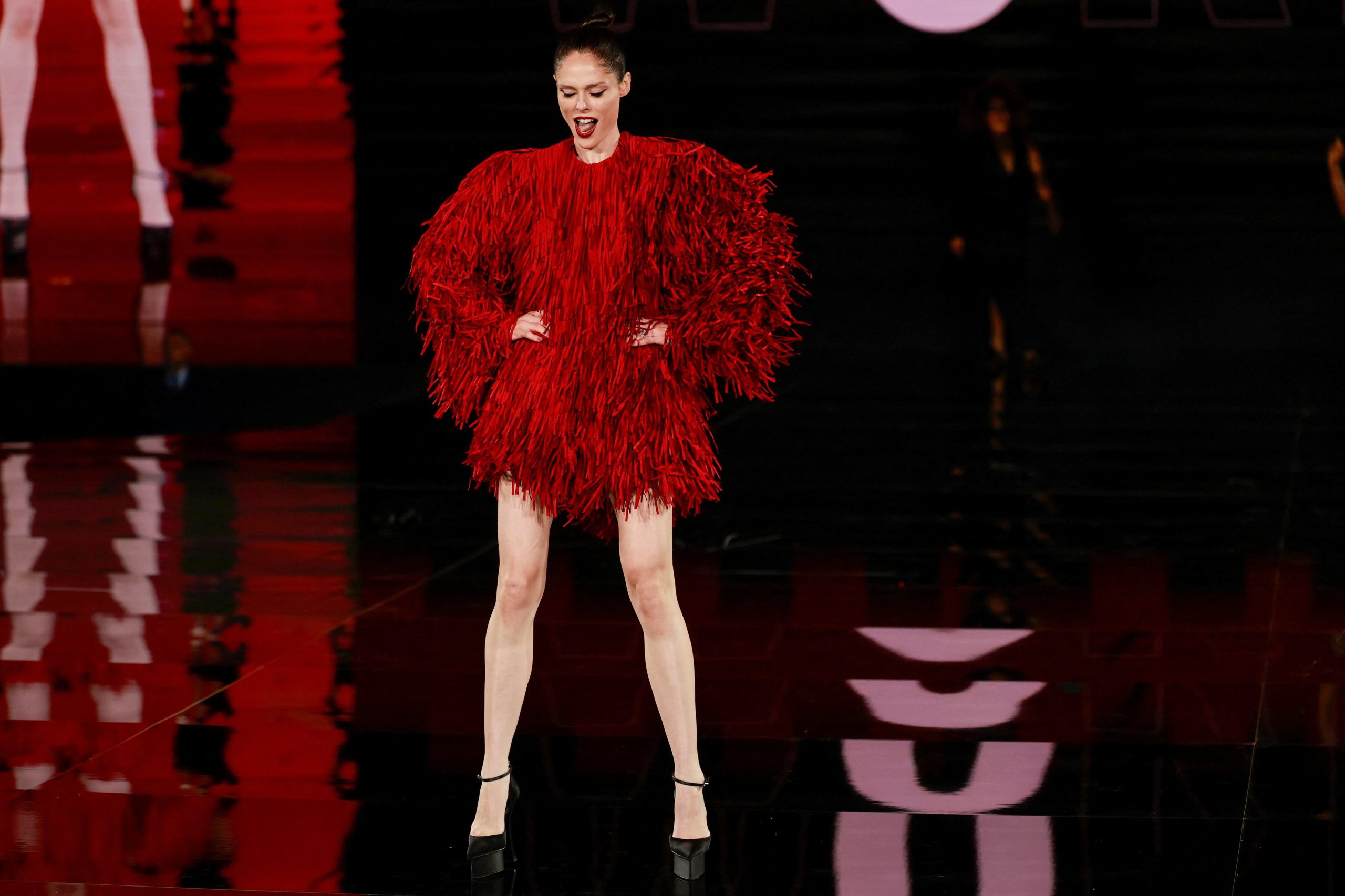 Coco Rocha, de rojo en la pasarela de París. (Foto: REUTERS/Stephanie Lecocq)